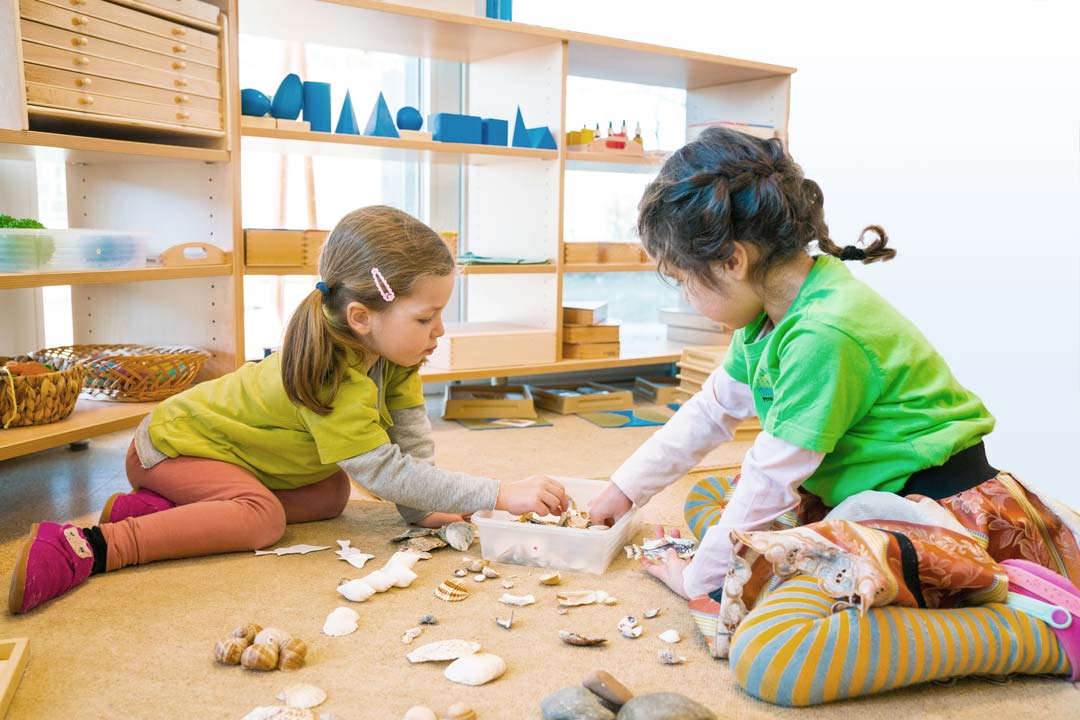 Kinder bei miniGenius Ulm spielen mit Montessori-Material